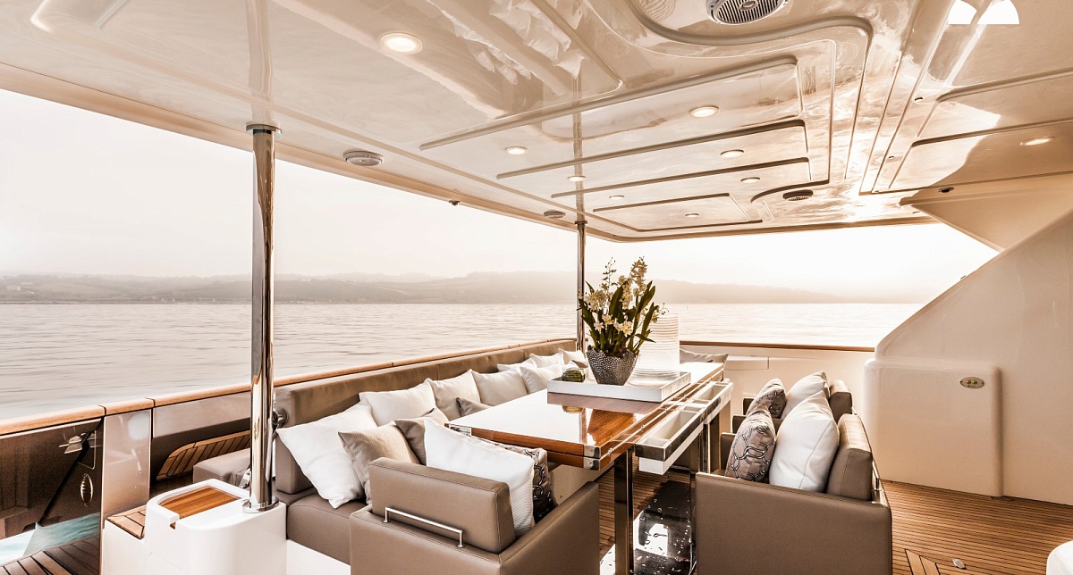 Аренда мегаяхты Ferretti Yachts - YVONNE во Франции - стол на корме